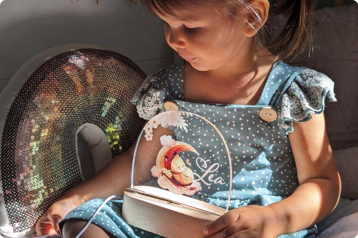 Baby hält Nachtlicht in der Hand, Baby einschlafen