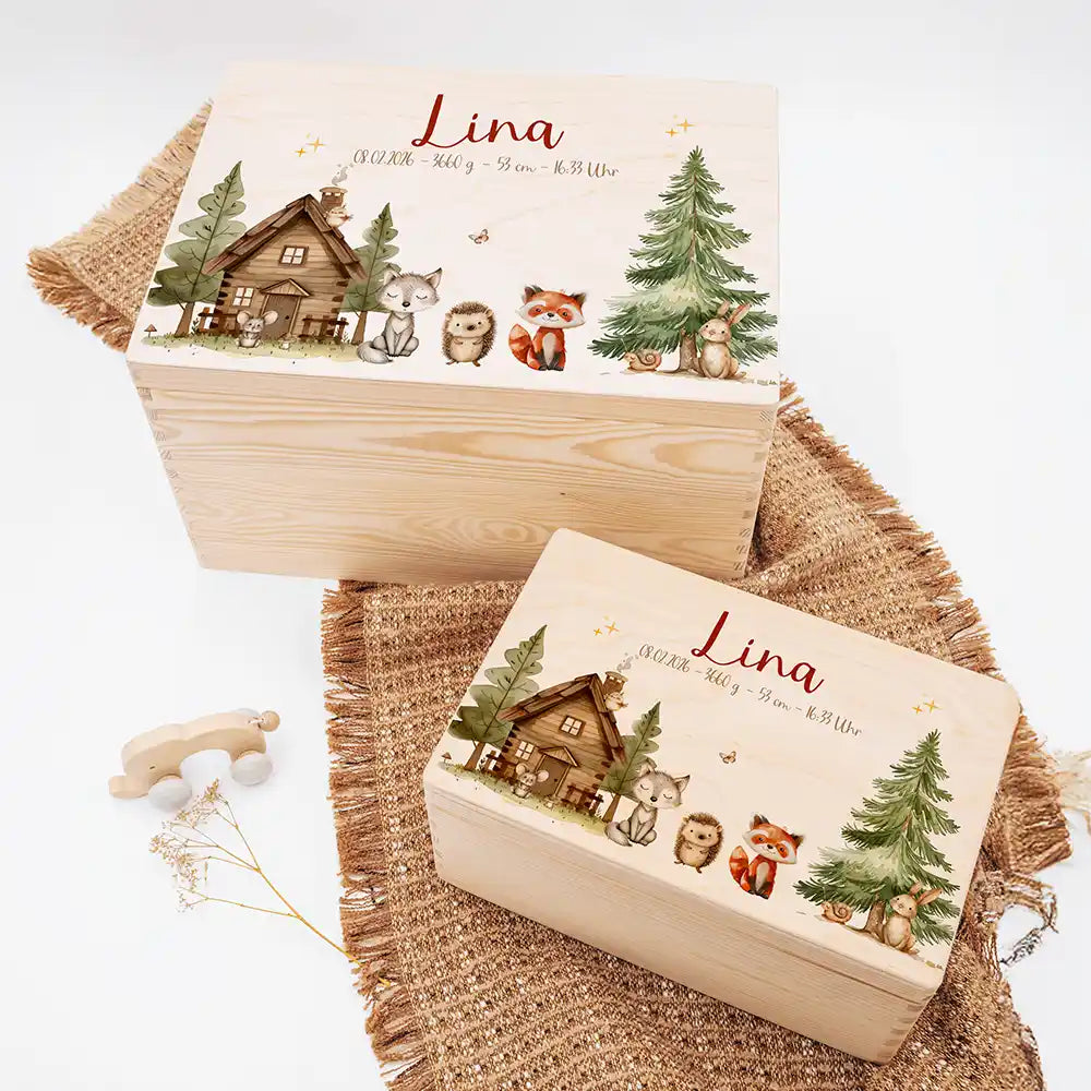 Boîte à souvenirs bébé personnalisée Cabane de la forêt – deux tailles présentées côte à côte avec le prénom imprimé