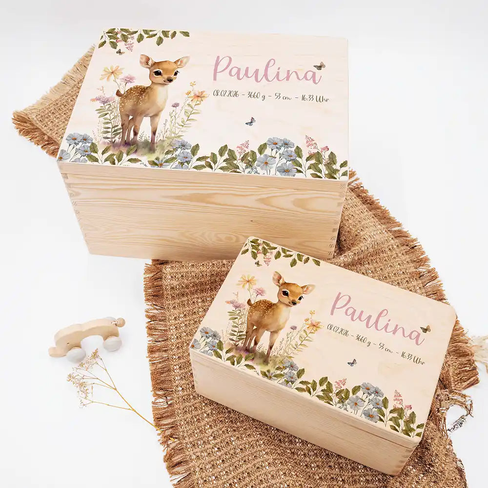 Boîte à souvenirs bébé personnalisée Faon fleurs des champs – deux tailles présentées côte à côte avec le prénom imprimé