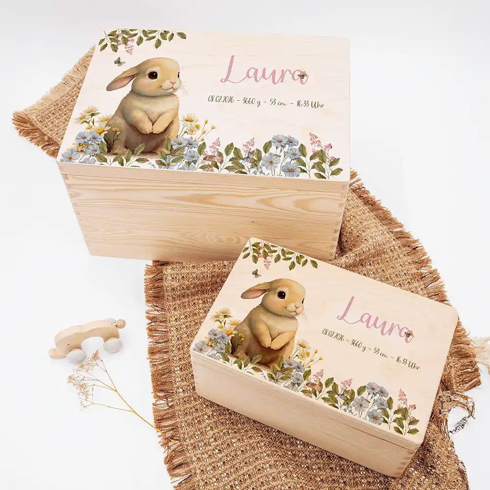 Boîte à souvenirs bébé personnalisée Petit lapin – deux tailles présentées côte à côte avec le prénom imprimé