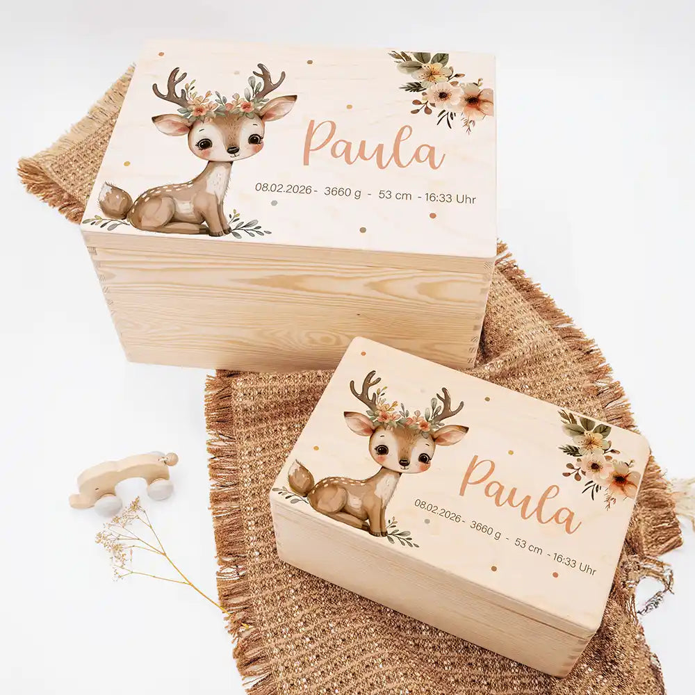 Boîte à souvenirs bébé personnalisée Faon couronne de fleurs – deux tailles présentées côte à côte avec le prénom imprimé