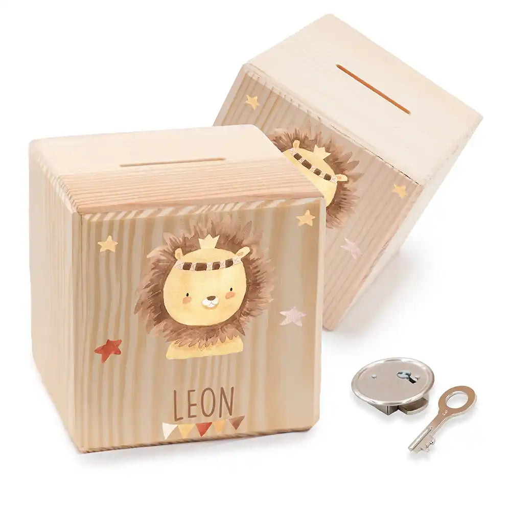 Tirelire enfant personnalisée en bois avec prénom, motif lion couronné — Kidsmood