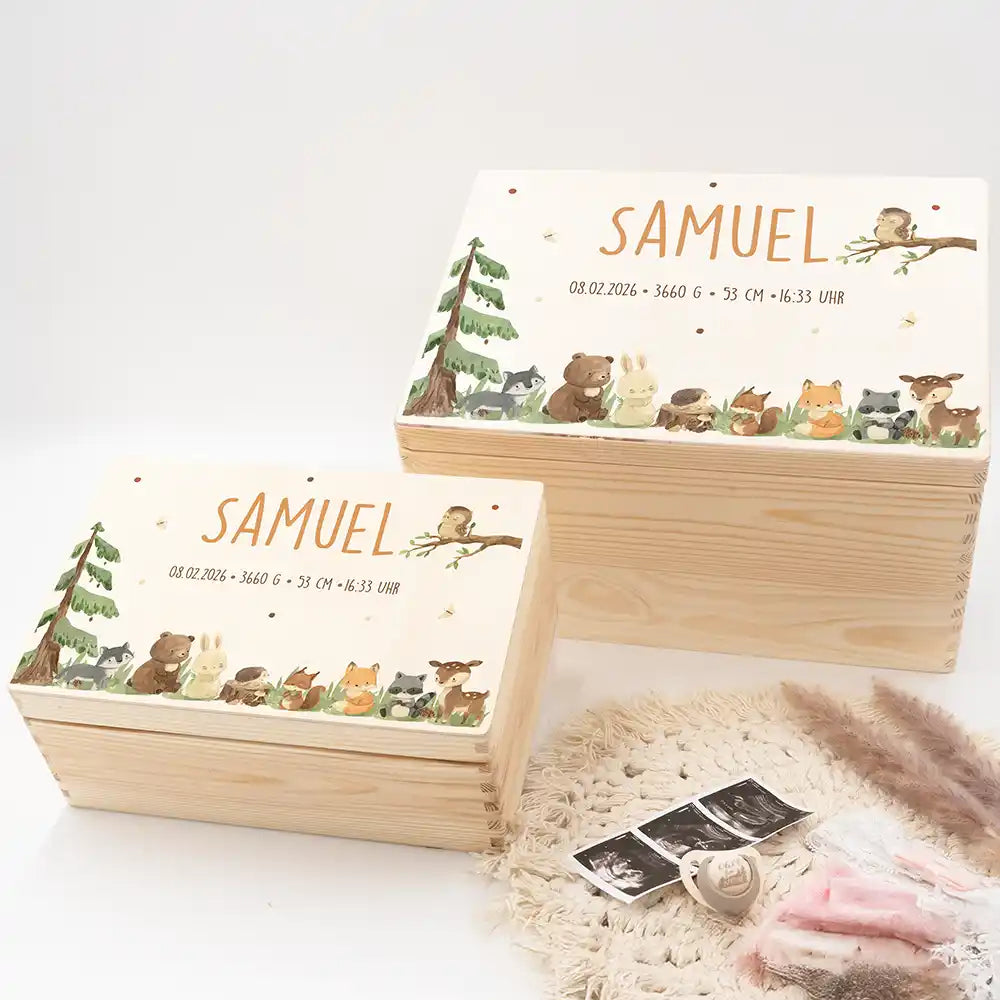 Boîte à souvenirs bébé personnalisée Animaux de la forêt – mise en scène des coffrets en bois sur un plaid