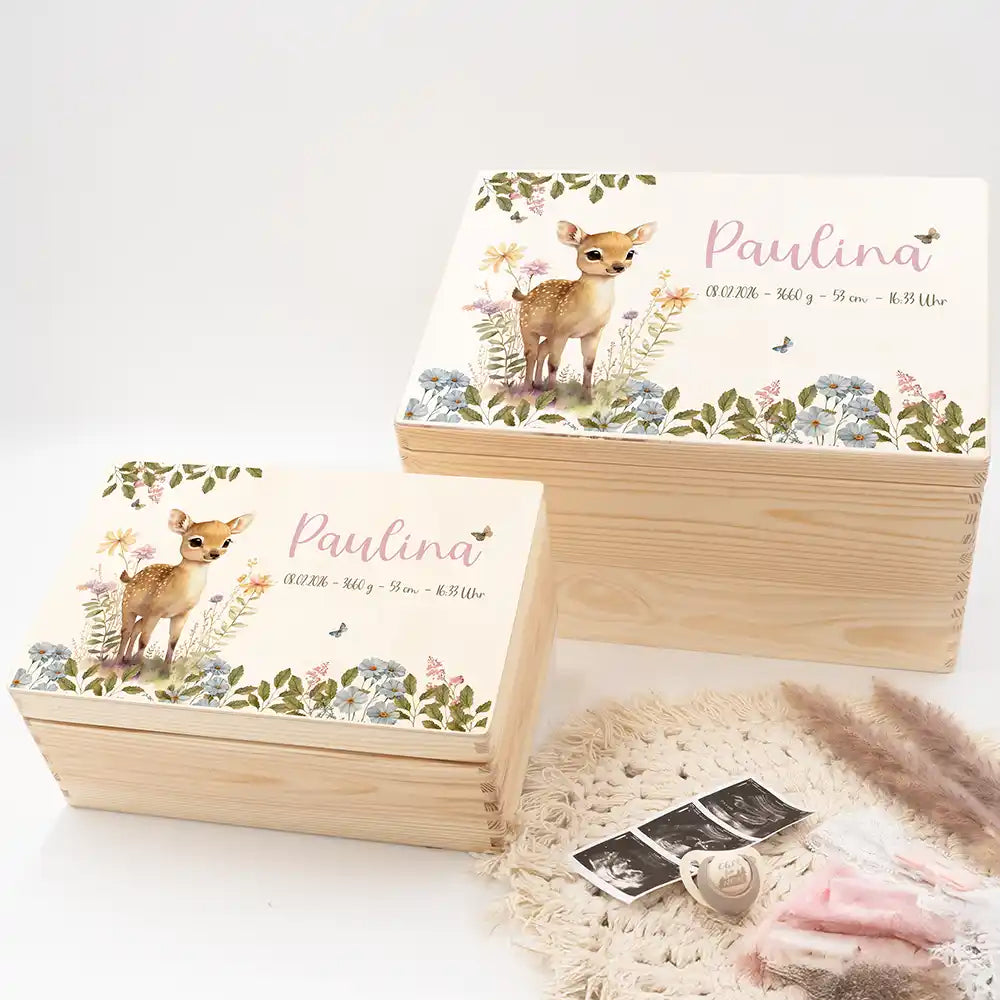 Boîte à souvenirs bébé personnalisée Faon fleurs des champs – mise en scène des coffrets en bois sur un plaid