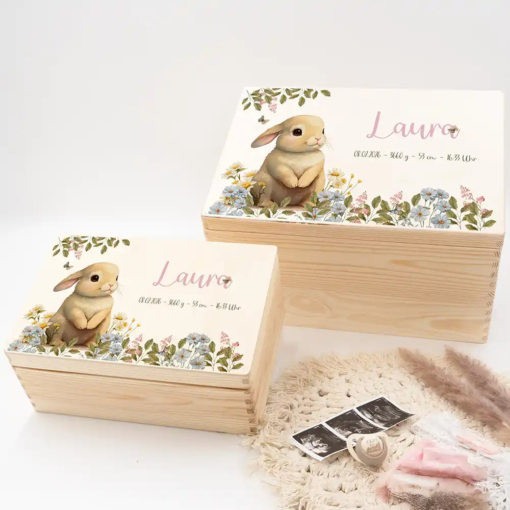 Boîte à souvenirs bébé personnalisée Petit lapin – mise en scène des coffrets en bois sur un plaid