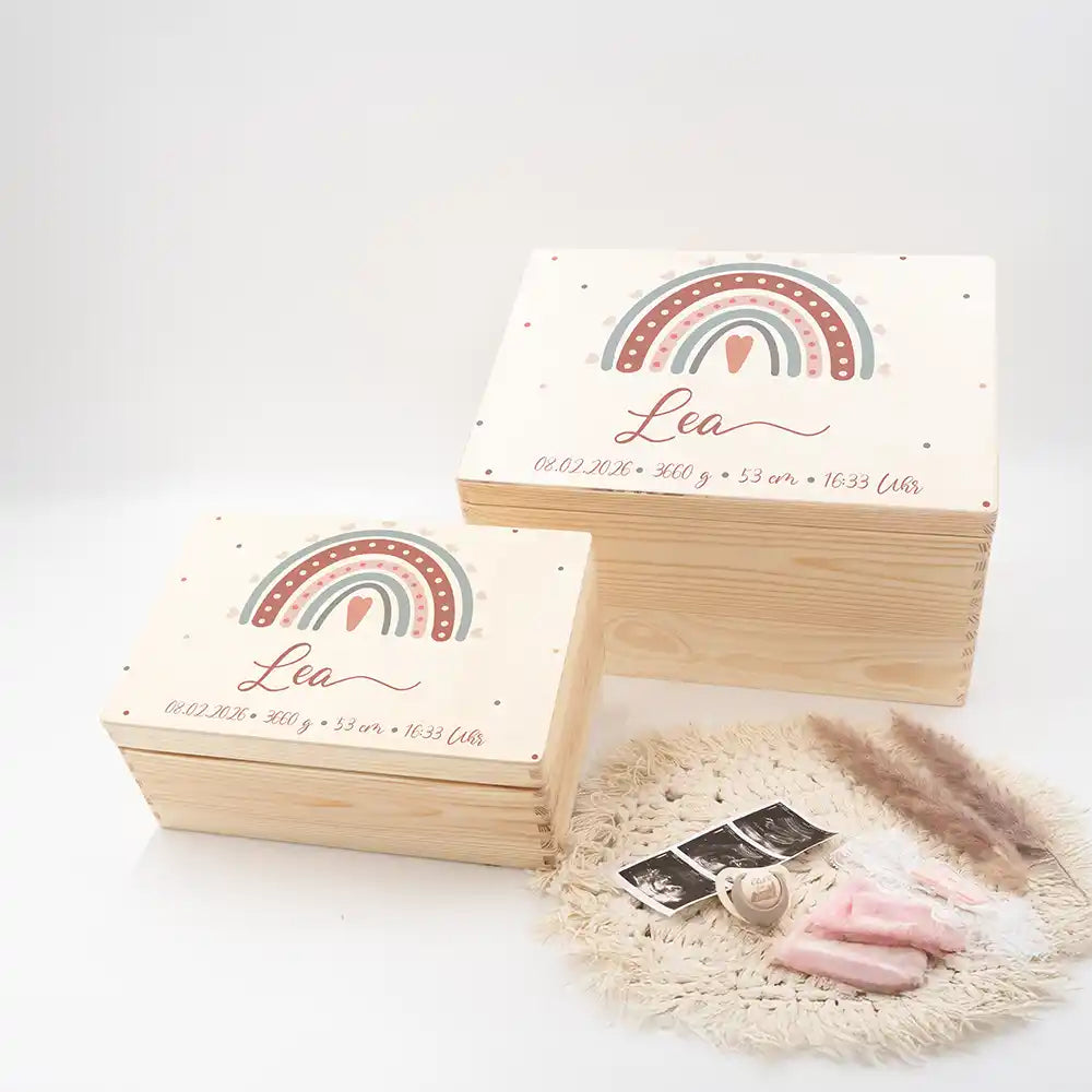 Boîte à souvenirs bébé personnalisée Arc-en-ciel boho – vue d'ensemble du coffret en bois avec données de naissance