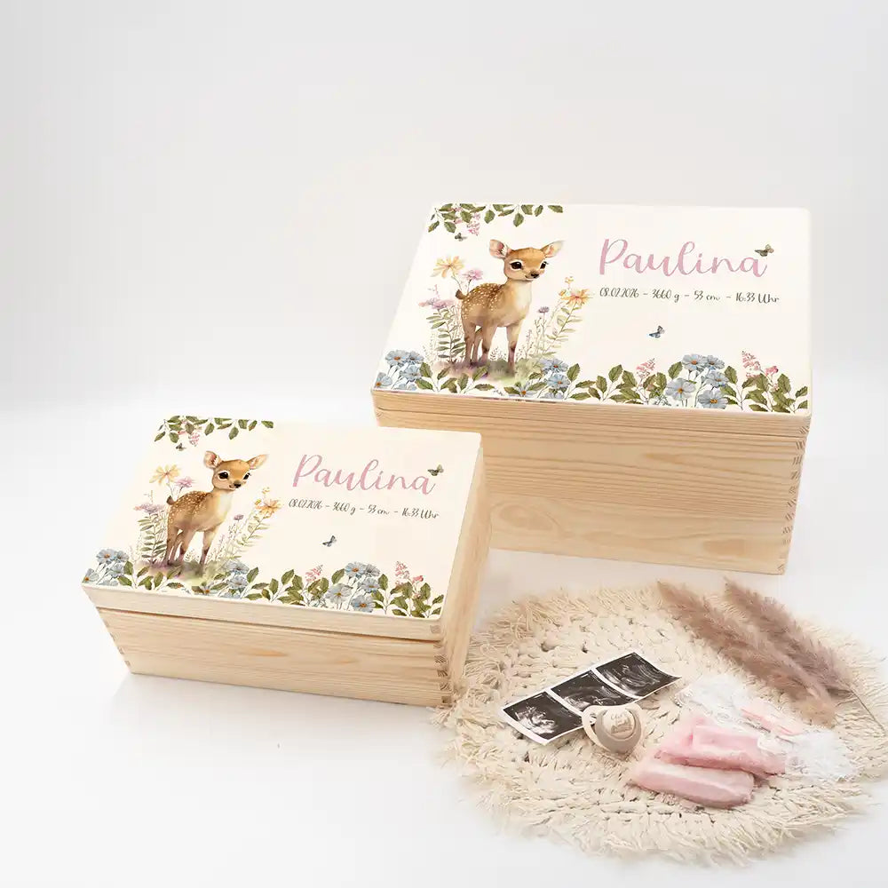 Boîte à souvenirs bébé personnalisée Faon fleurs des champs – vue d'ensemble du coffret en bois avec données de naissance