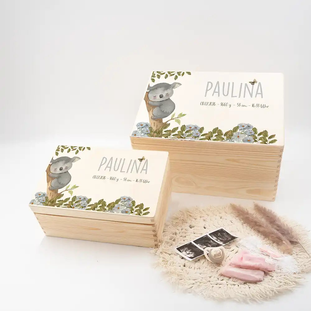 Boîte à souvenirs bébé personnalisée Koala – vue d'ensemble du coffret en bois avec données de naissance