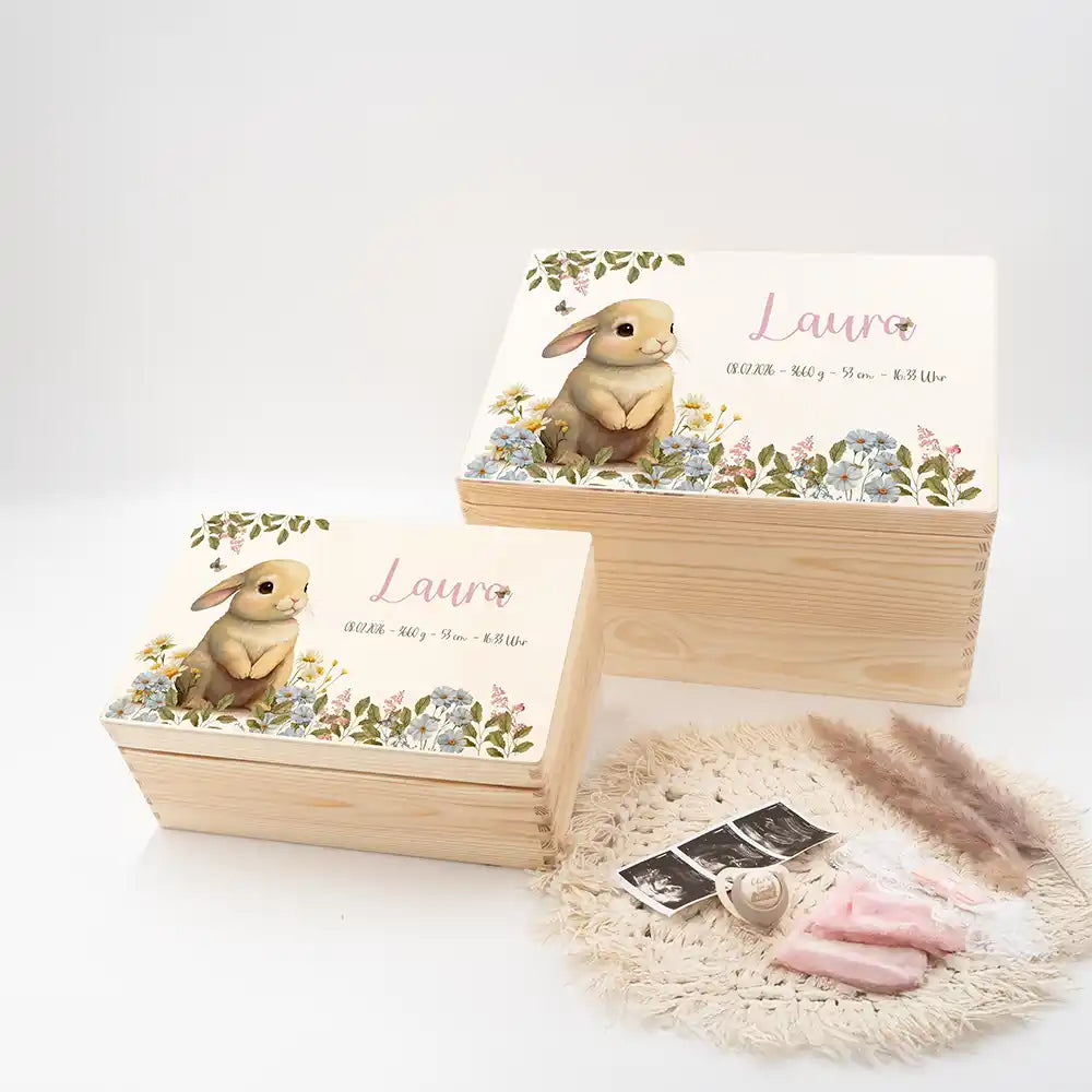 Boîte à souvenirs bébé personnalisée Petit lapin – vue d'ensemble du coffret en bois avec données de naissance