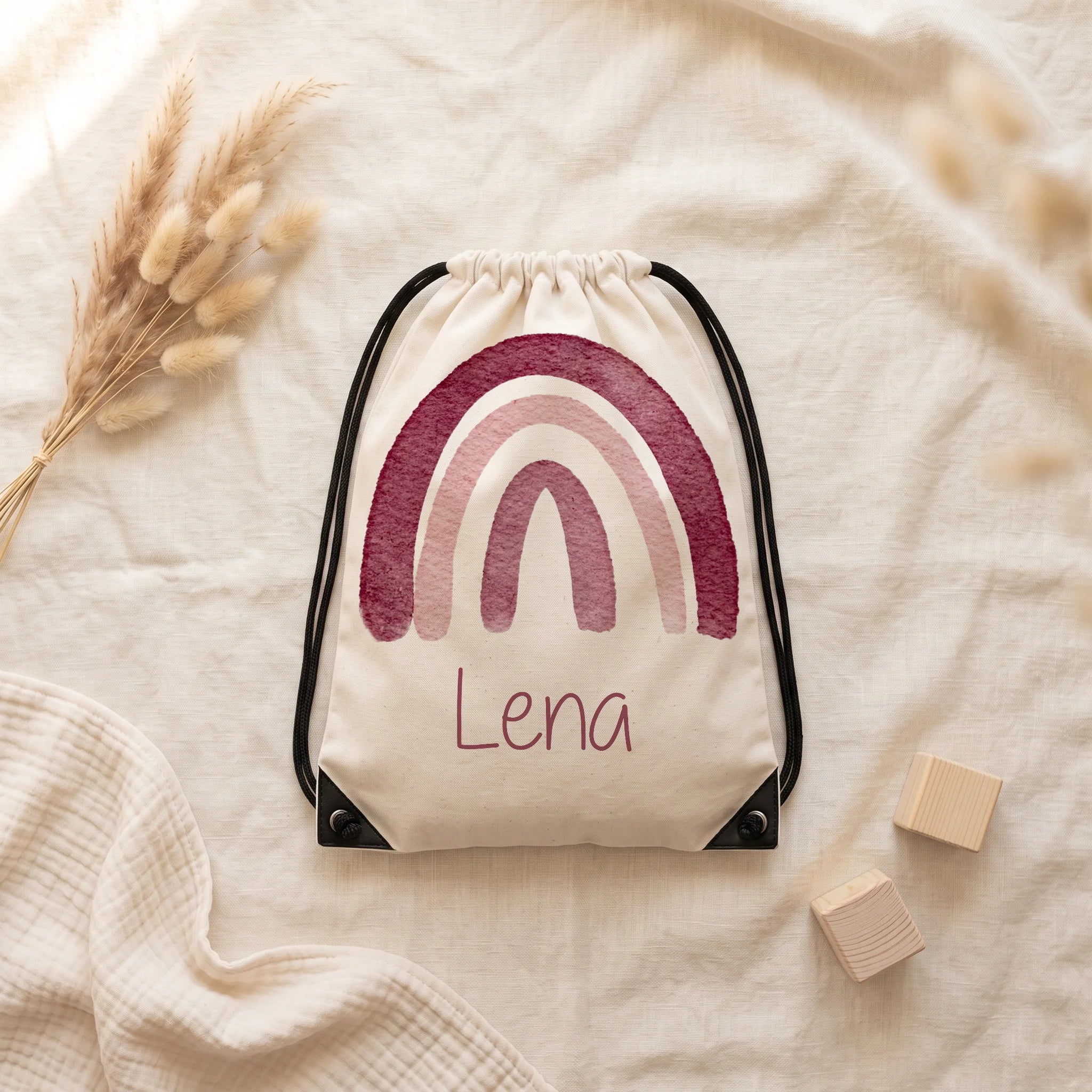 Sac de sport personnalisé posé à plat sur du lin, motif arc-en-ciel — Kidsmood