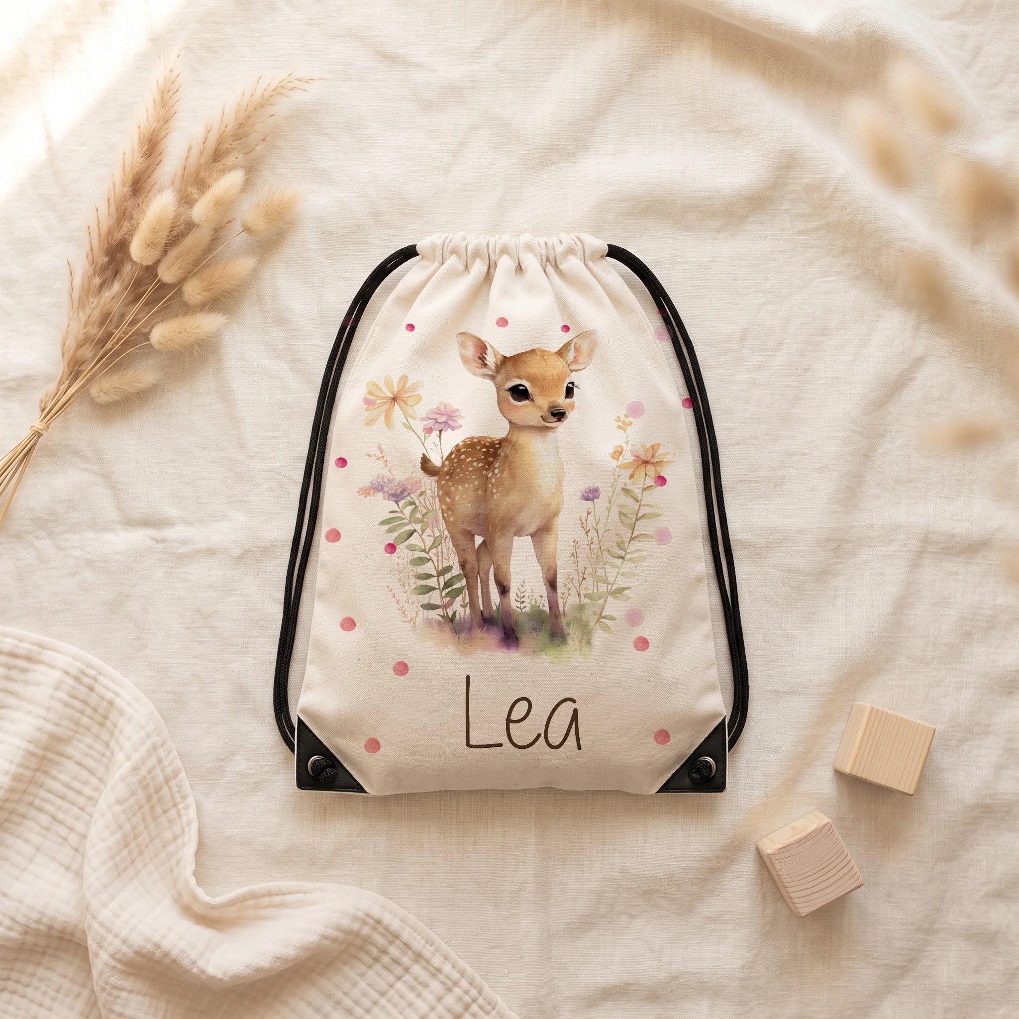 Sac de sport personnalisé posé à plat sur du lin, motif faon des prés — Kidsmood
