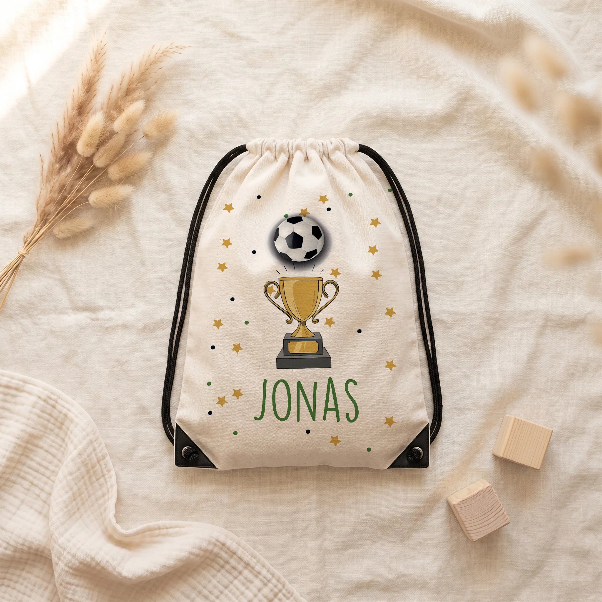Sac de sport personnalisé posé à plat sur du lin, motif football — Kidsmood