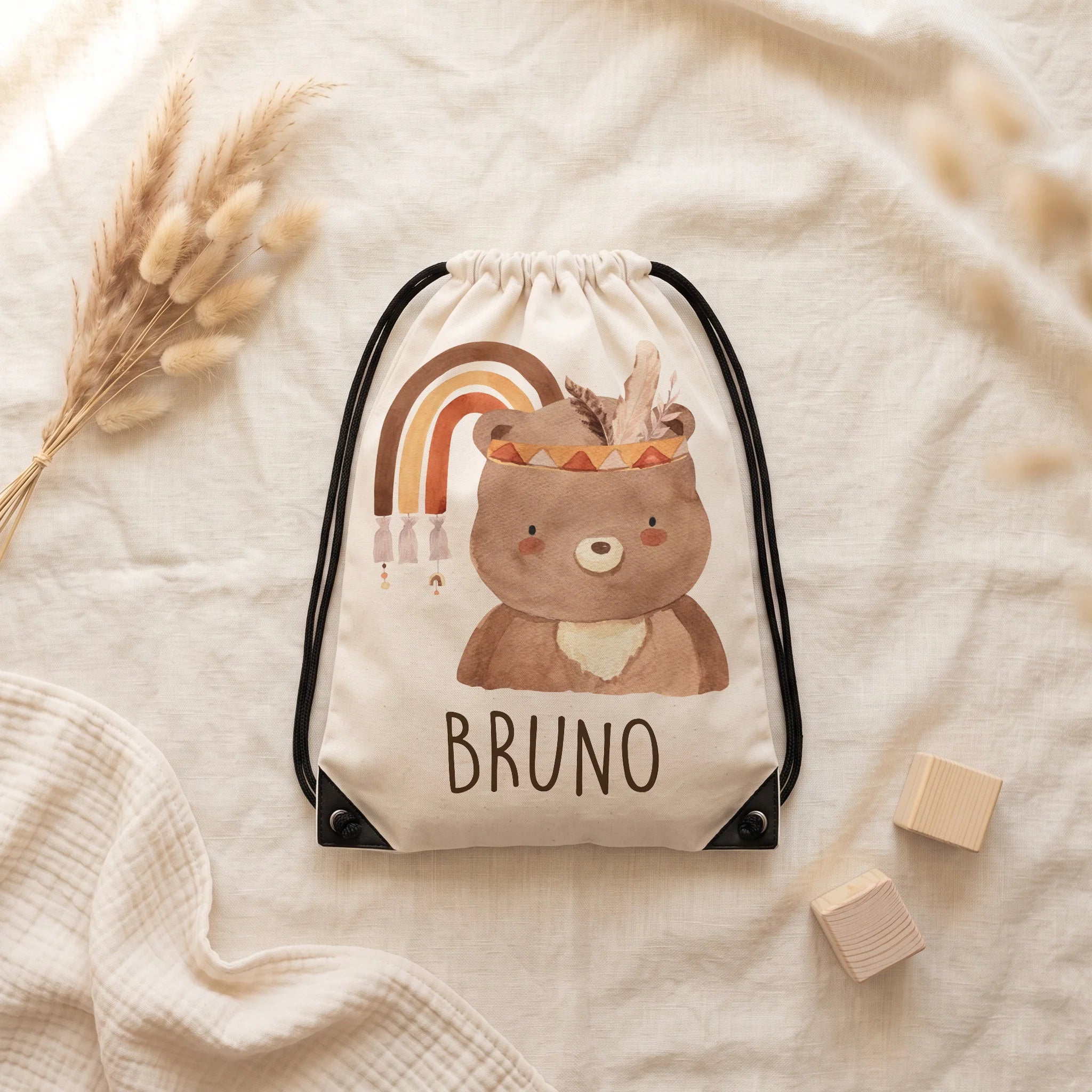 Sac de sport personnalisé posé à plat sur du lin, motif ours bohème — Kidsmood