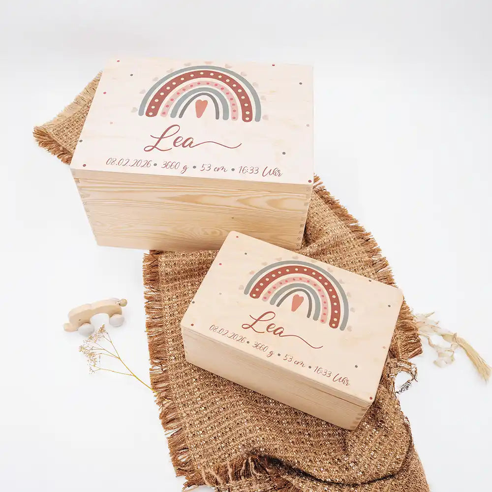 Boîte à souvenirs bébé personnalisée Arc-en-ciel boho – vue rapprochée du couvercle imprimé