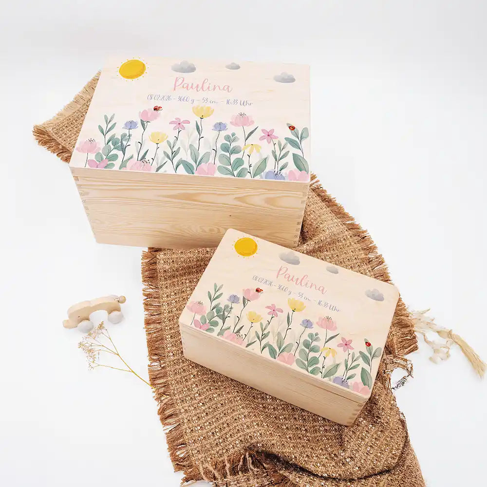 Boîte à souvenirs bébé personnalisée Fleurs sauvages – vue rapprochée du couvercle imprimé