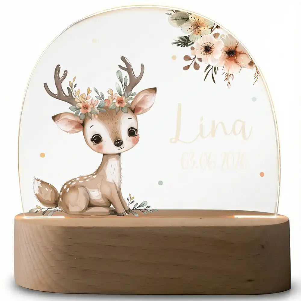 Veilleuse enfant personnalisée Bébé faon – plaque en acrylique posée sur le socle ovale en hêtre