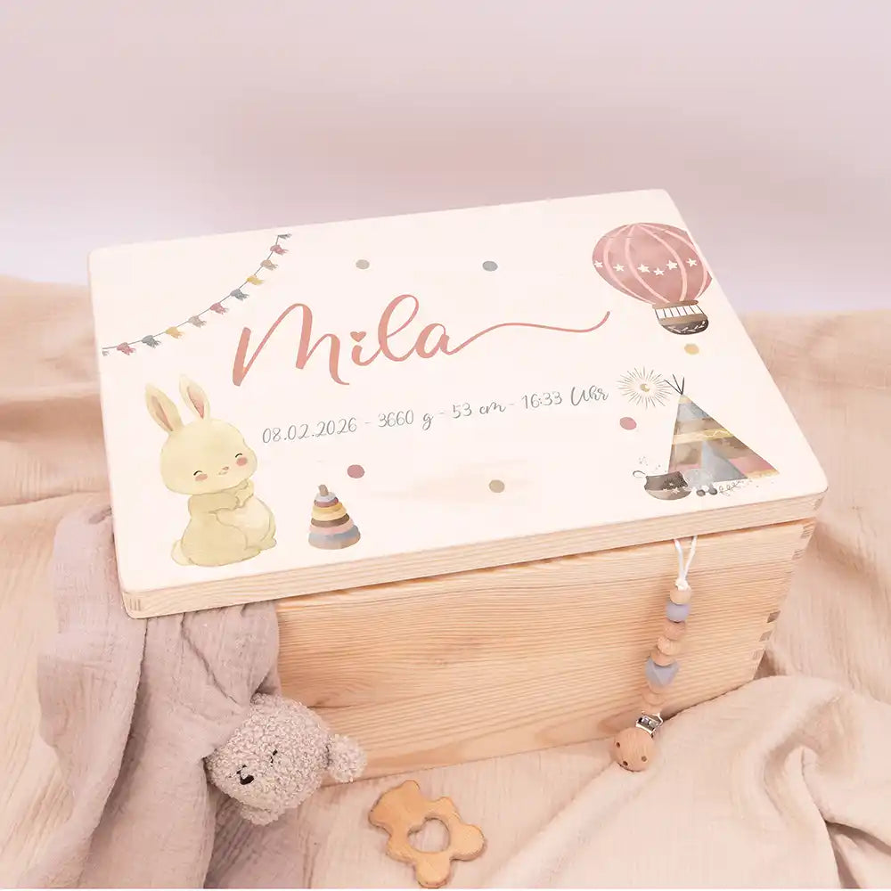 Boîte à souvenirs bébé personnalisée Lapin et montgolfière – coffret en bois posé à plat avec décoration douce
