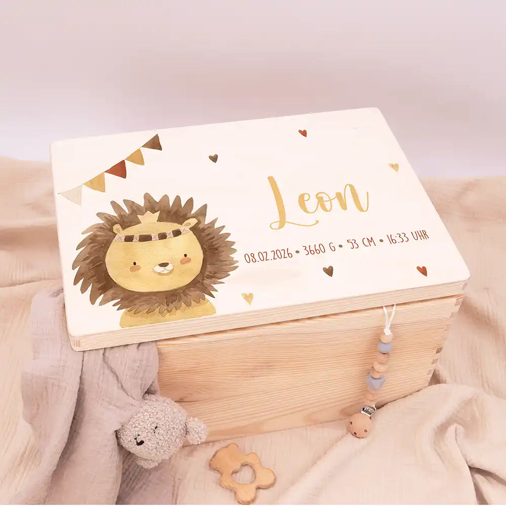 Boîte à souvenirs bébé personnalisée Petit lion – coffret en bois posé à plat avec décoration douce