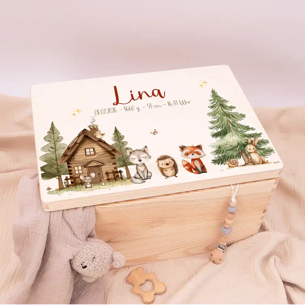 Boîte à souvenirs bébé personnalisée Cabane de la forêt – coffret en bois posé à plat avec décoration douce