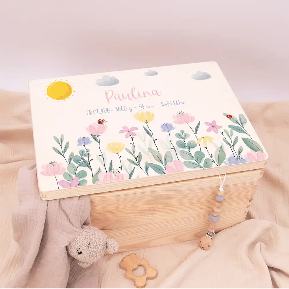 Boîte à souvenirs bébé personnalisée Fleurs sauvages – coffret en bois posé à plat avec décoration douce