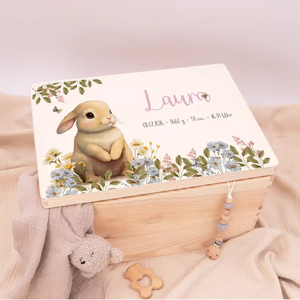 Boîte à souvenirs bébé personnalisée Petit lapin – coffret en bois posé à plat avec décoration douce