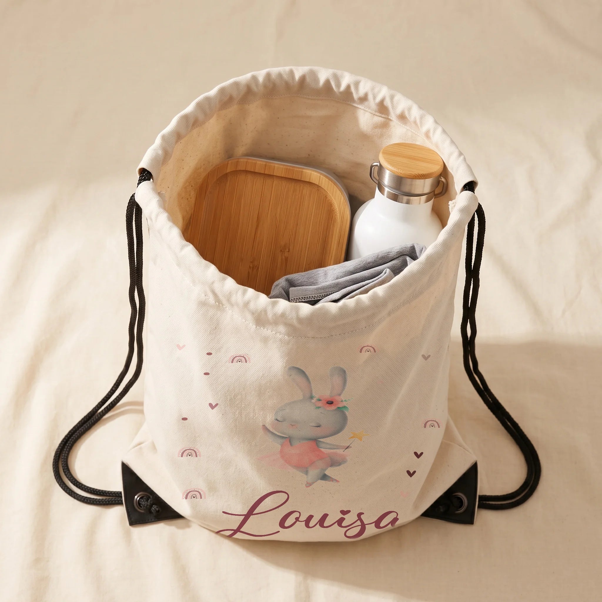 Sac de sport enfant ouvert avec affaires de sport et gourde, motif lapin ballerine — Kidsmood