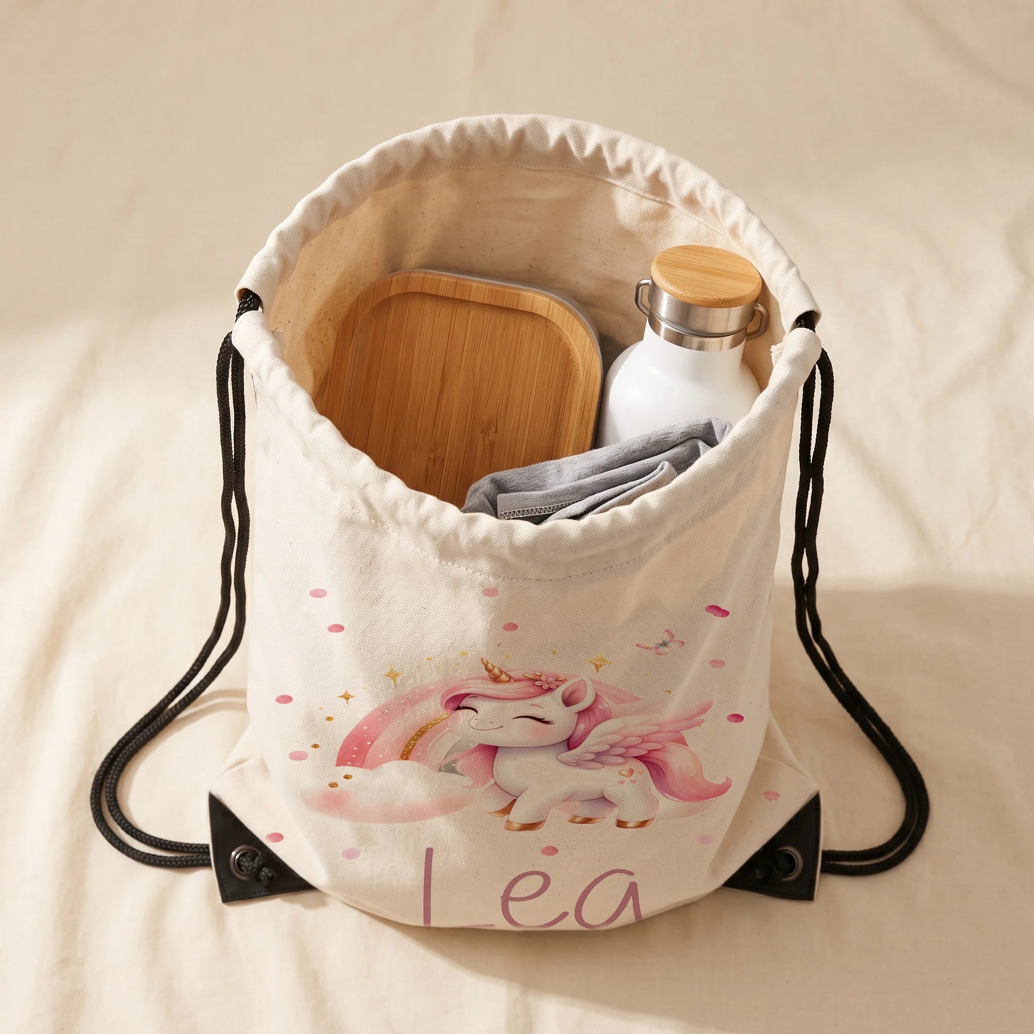 Sac de sport enfant ouvert avec affaires de sport et gourde, motif licorne ailée — Kidsmood