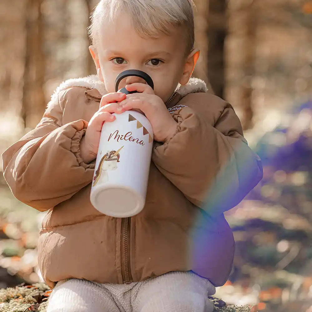 Gourde enfant avec paille pratique pour l'école, motif Licorne et guirlande — Kidsmood