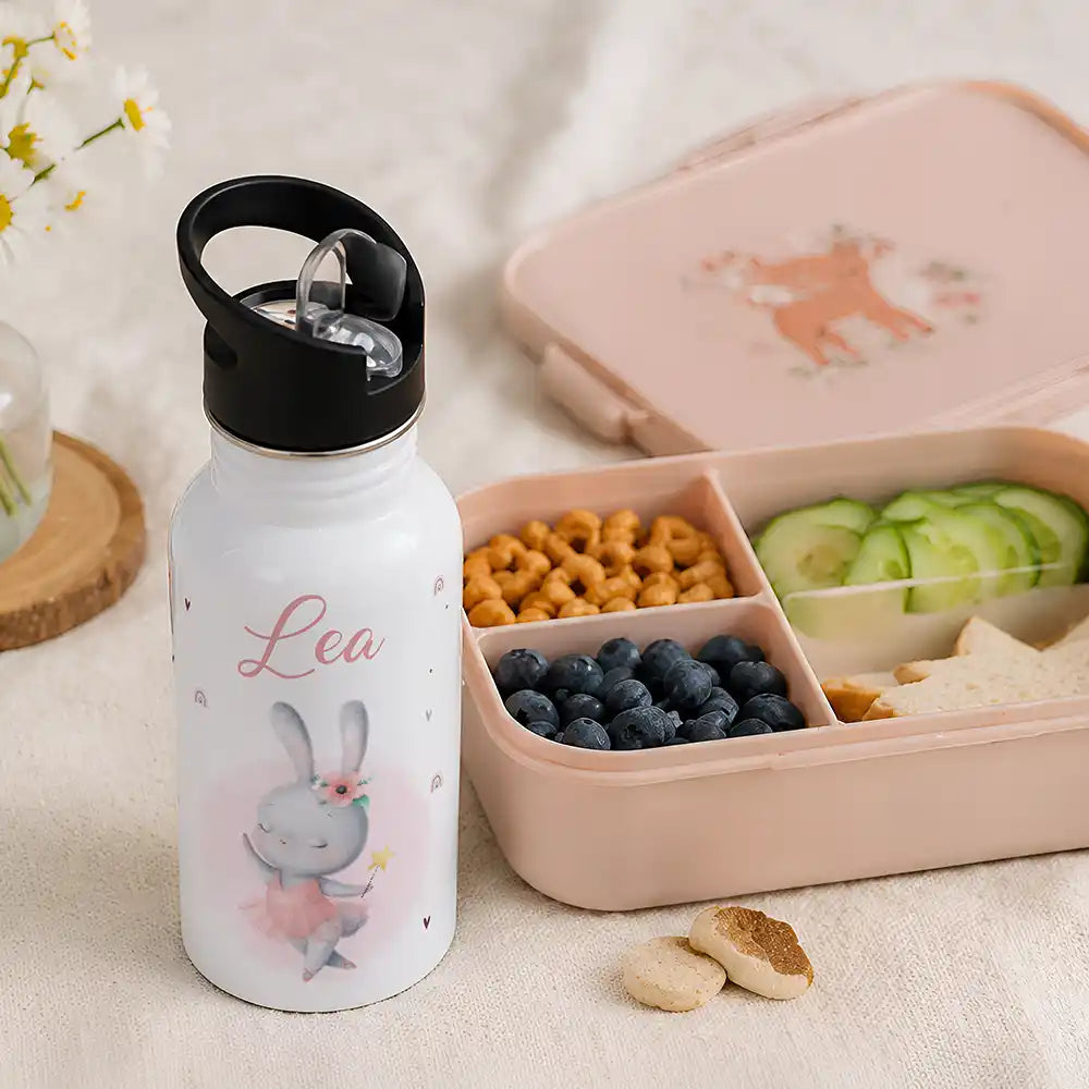Gourde personnalisée motif Lapin ballerine à côté d'une boîte à goûter — Kidsmood