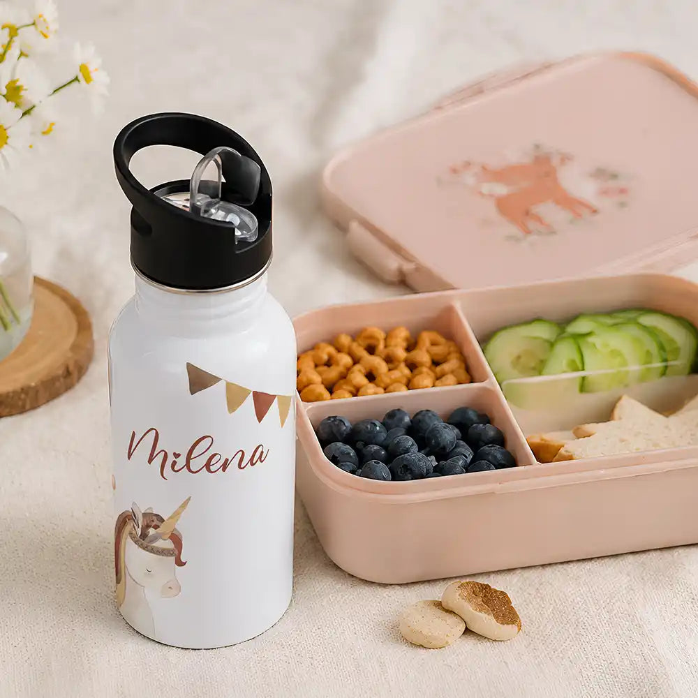 Gourde personnalisée motif Licorne et guirlande à côté d'une boîte à goûter — Kidsmood