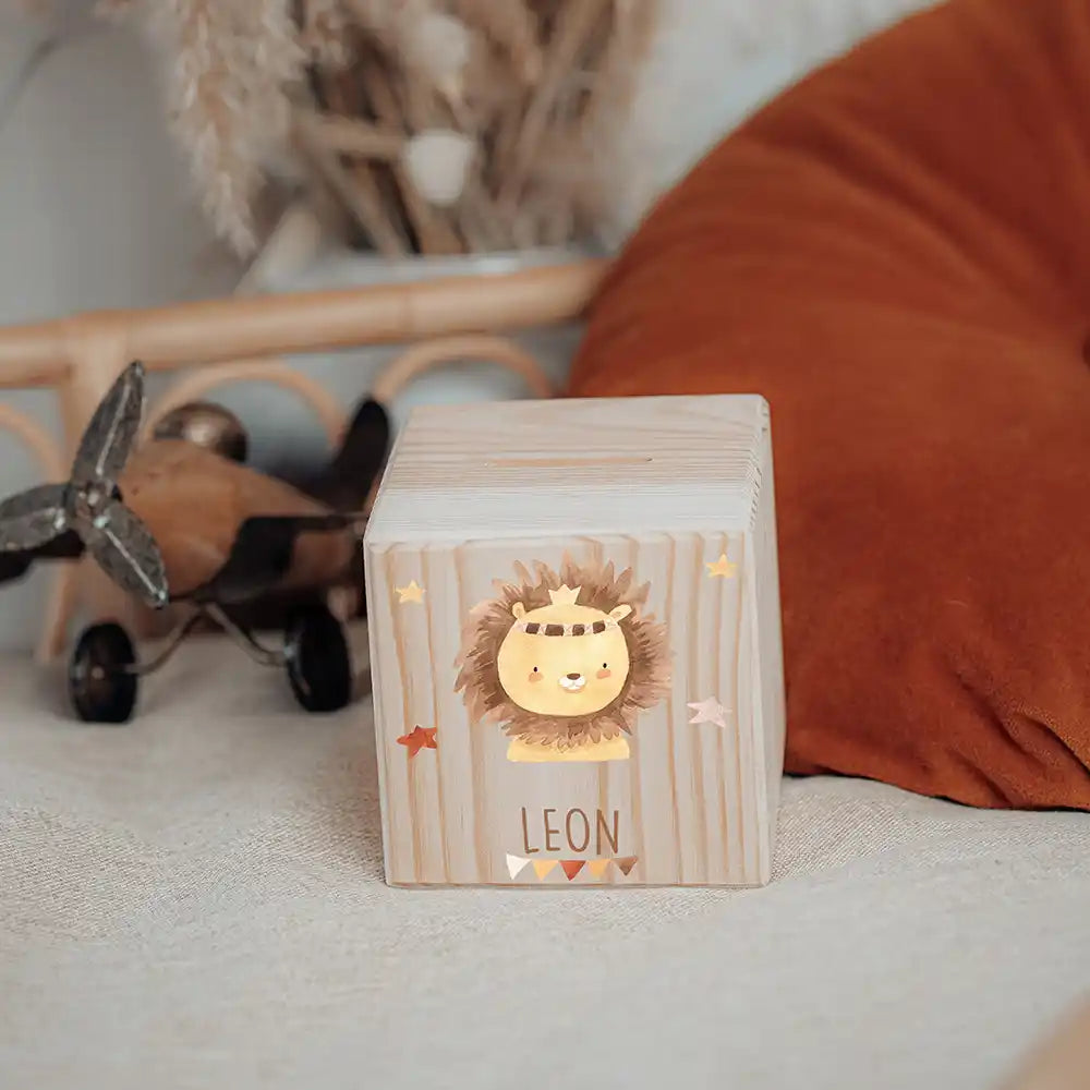 Tirelire en bois pour enfant en décoration de chambre, motif lion couronné — Kidsmood