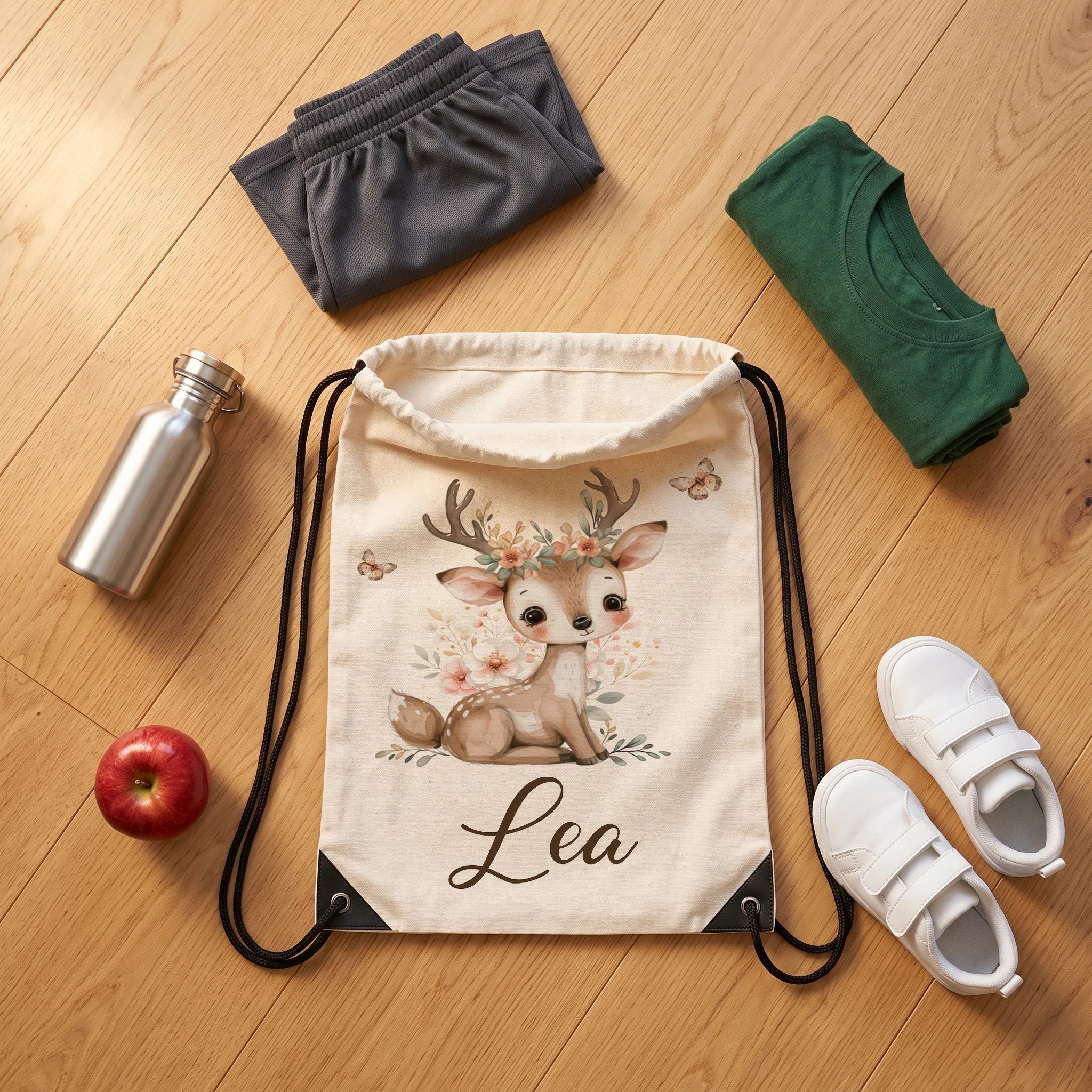 Sac de sport personnalisé avec tenue de sport, chaussures et gourde, motif faon et papillons — Kidsmood