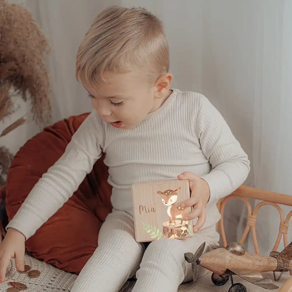 Tirelire en bois pour les premières économies de l'enfant, motif biche et faon — Kidsmood