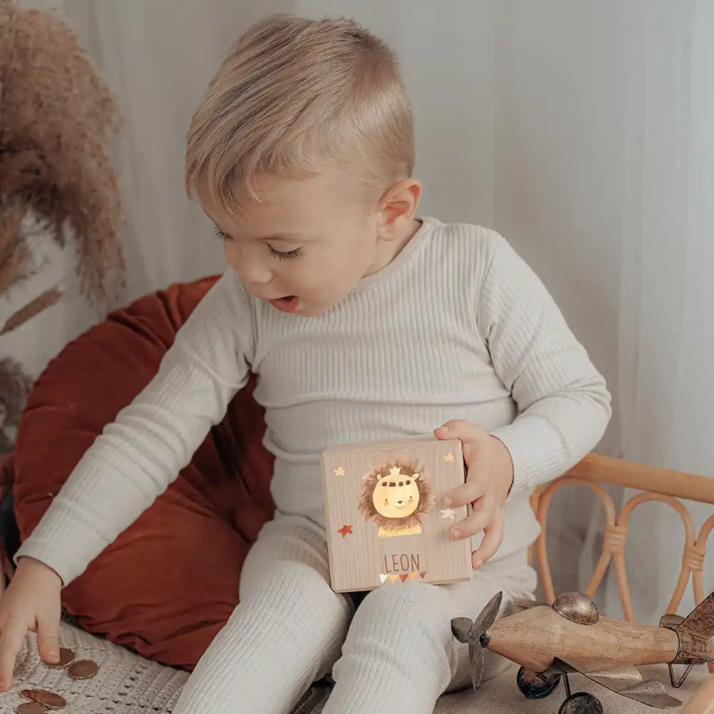 Tirelire en bois pour les premières économies de l'enfant, motif lion couronné — Kidsmood