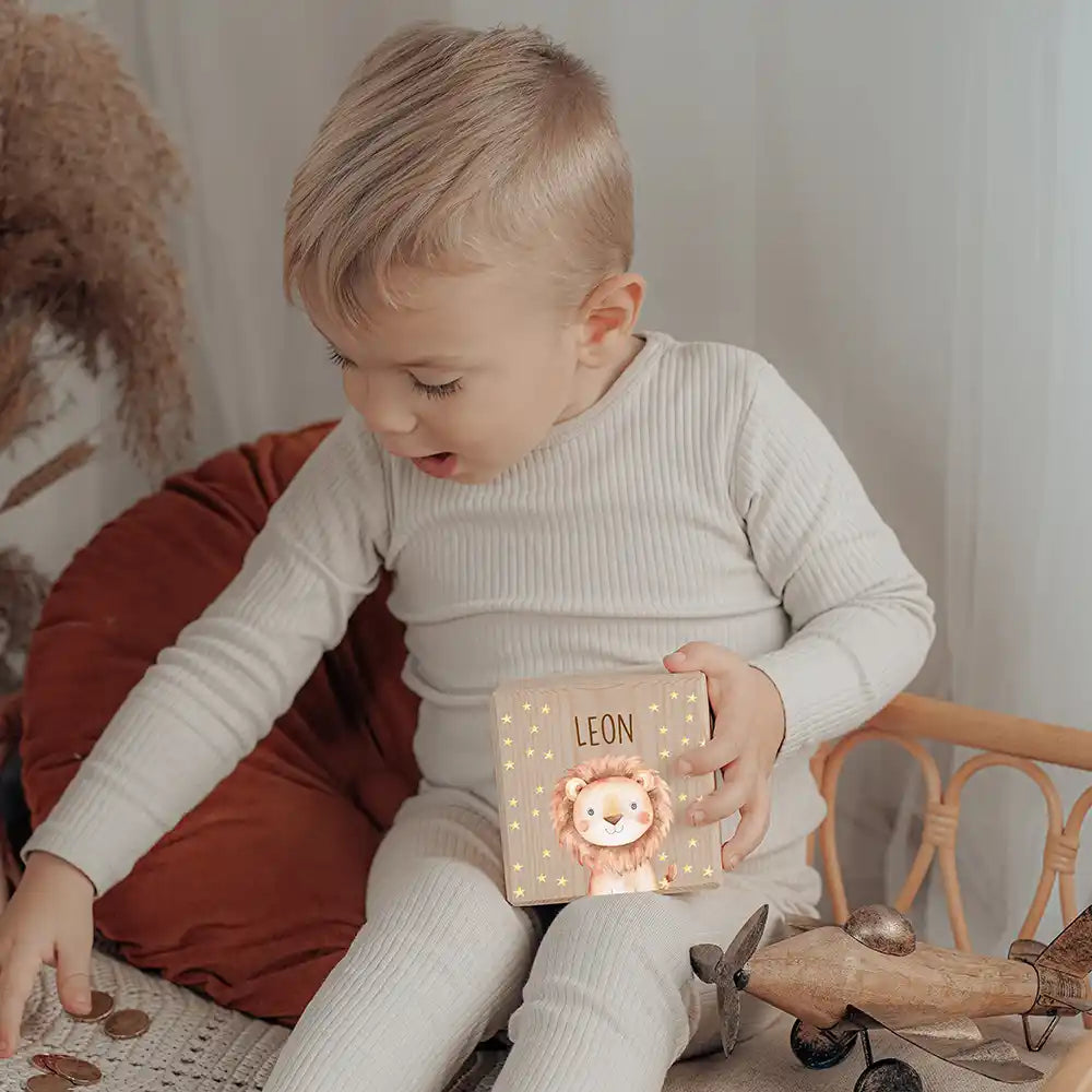 Tirelire en bois pour les premières économies de l'enfant, motif lion — Kidsmood