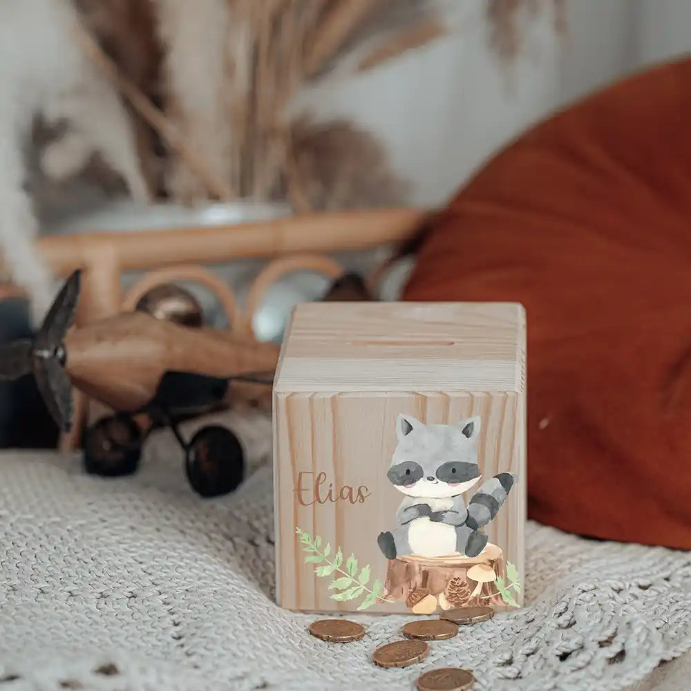 Tirelire enfant en bois avec serrure et clé, motif raton laveur — Kidsmood