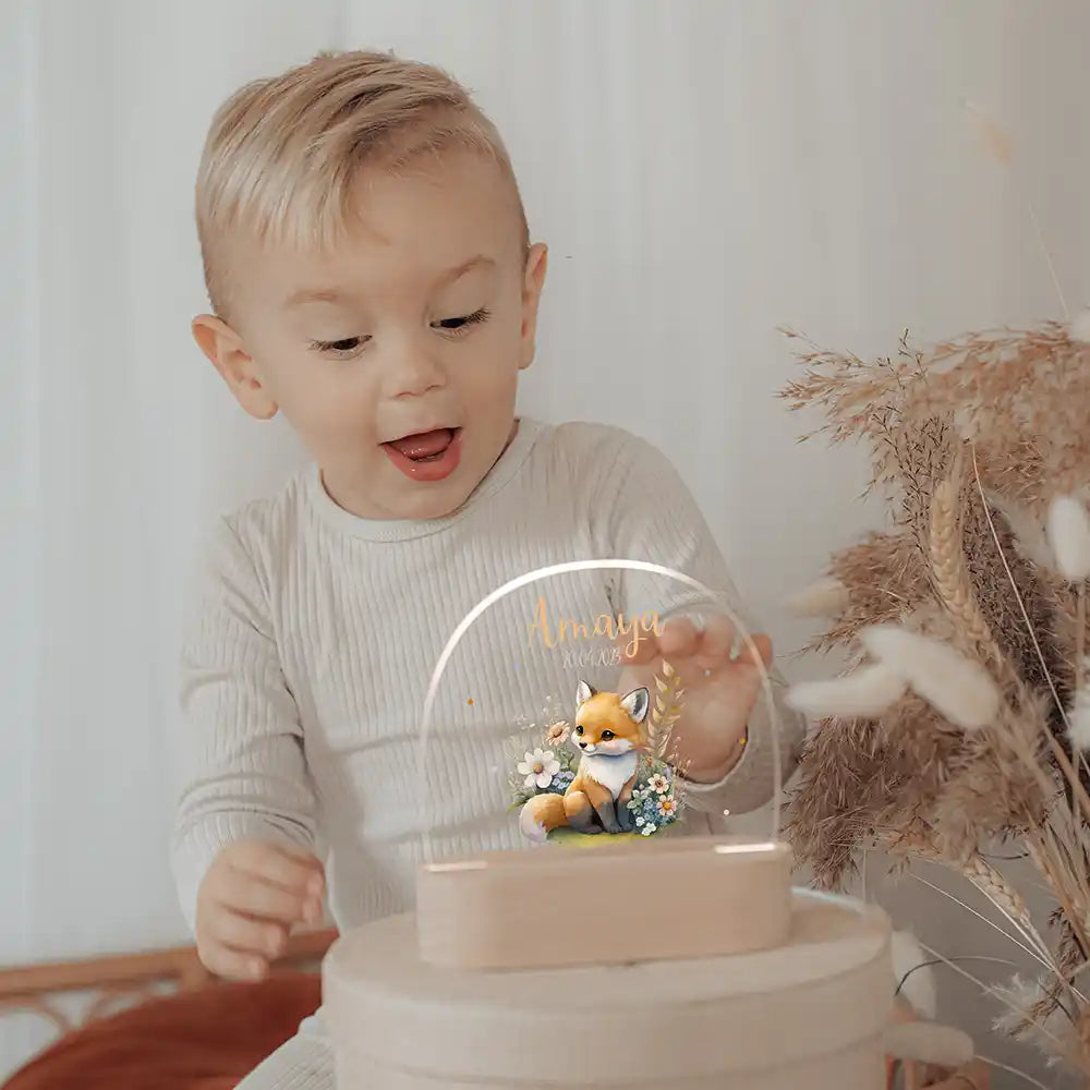 Veilleuse enfant personnalisée Bébé renard – idée cadeau de naissance présentée par Kidsmood