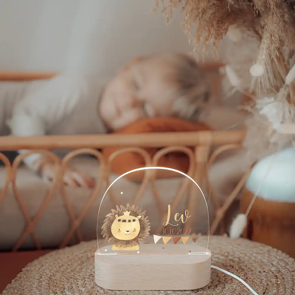 Veilleuse enfant personnalisée Bébé lion boho – aperçu lifestyle de la lampe dans un intérieur chaleureux