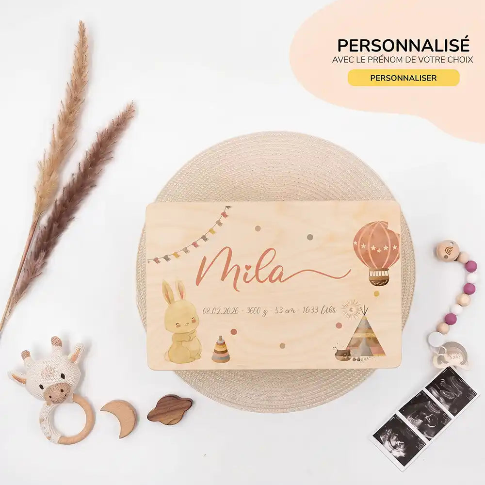 Boîte à souvenirs bébé personnalisée Lapin et montgolfière – ambiance avec enfant dans la chambre