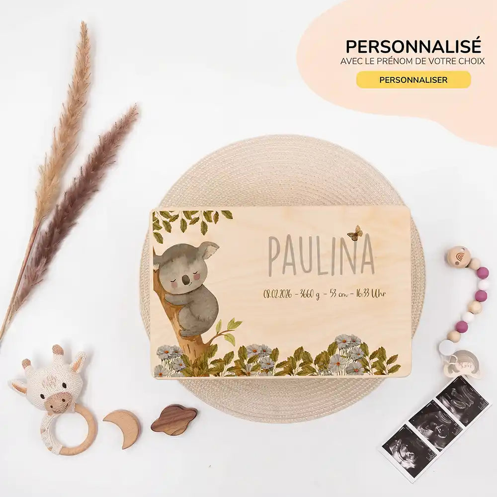 Boîte à souvenirs bébé personnalisée Koala – ambiance avec enfant dans la chambre