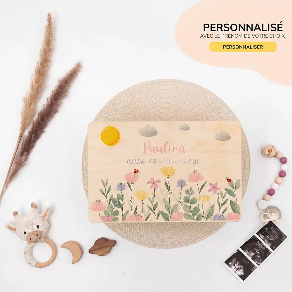 Boîte à souvenirs bébé personnalisée Fleurs sauvages – ambiance avec enfant dans la chambre
