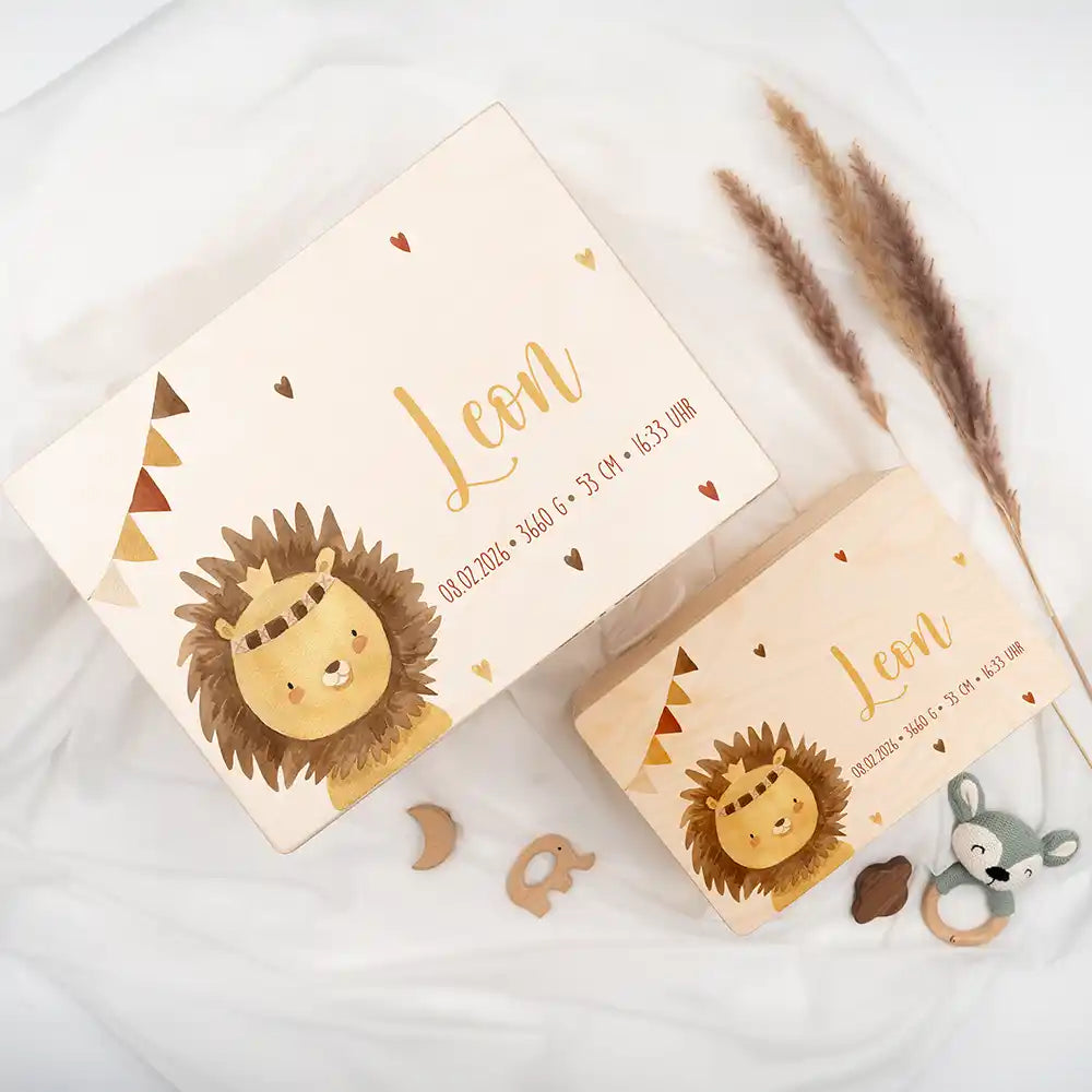 Boîte à souvenirs bébé personnalisée Petit lion – détail du couvercle en lumière naturelle