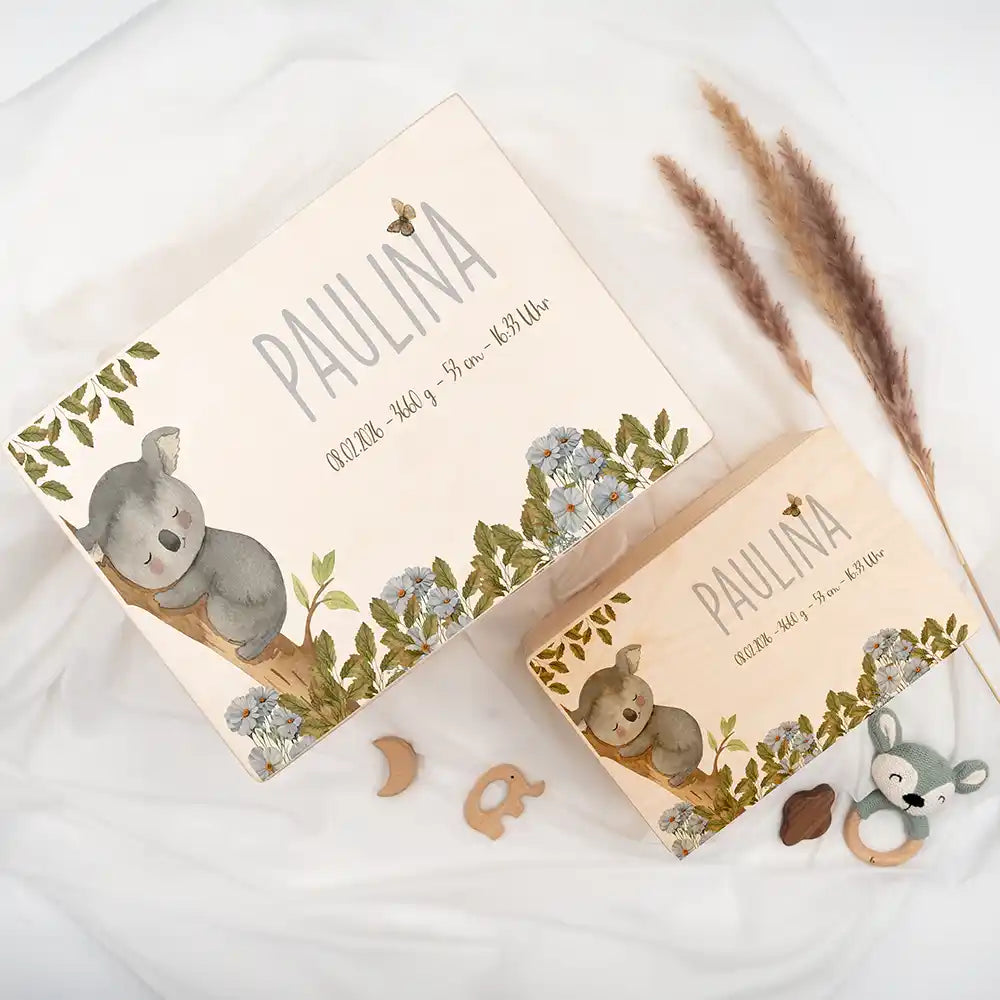 Boîte à souvenirs bébé personnalisée Koala – détail du couvercle en lumière naturelle