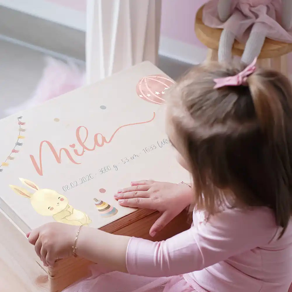 Boîte à souvenirs bébé personnalisée Lapin et montgolfière – moment de découverte des souvenirs