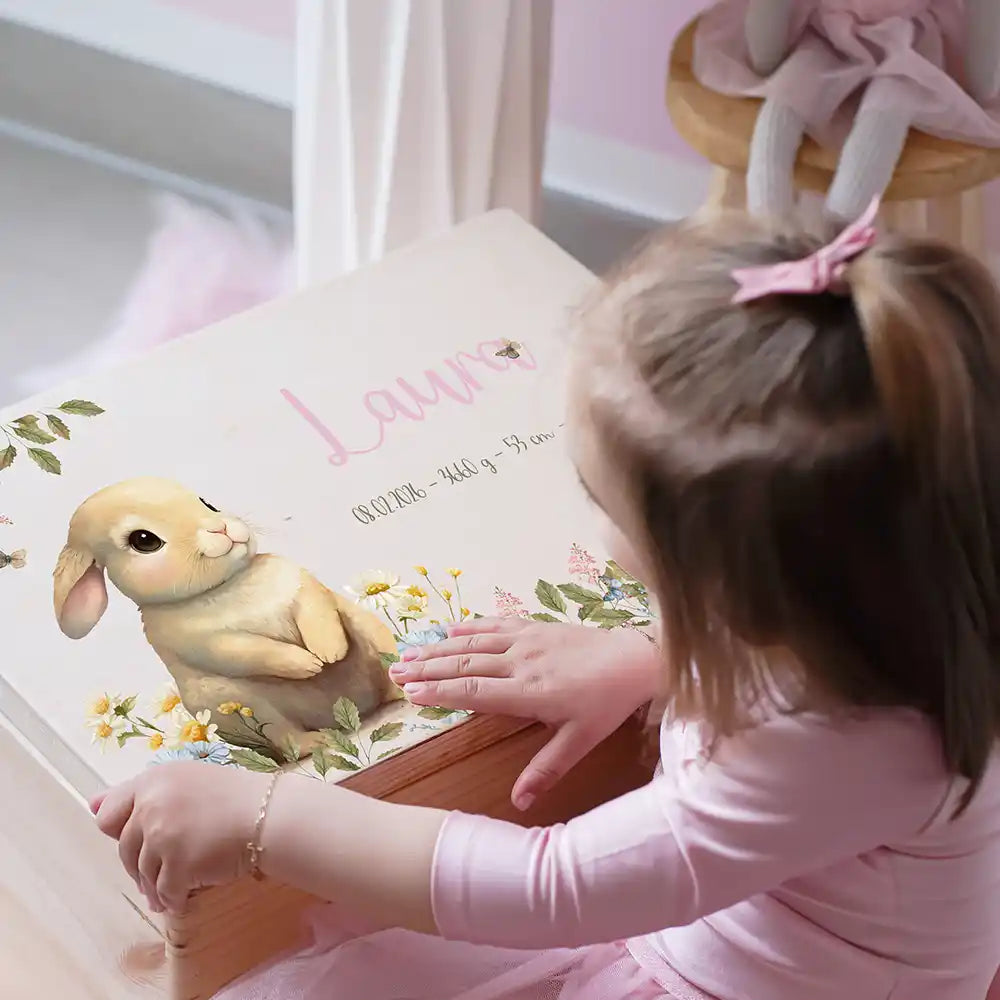 Boîte à souvenirs bébé personnalisée Petit lapin – moment de découverte des souvenirs
