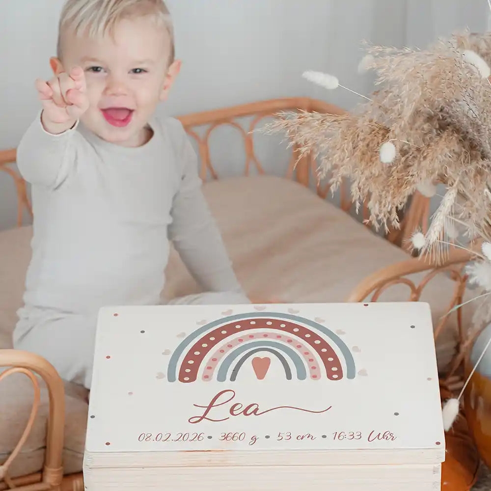 Boîte à souvenirs bébé personnalisée Arc-en-ciel boho – enfant souriant à côté du coffret personnalisé