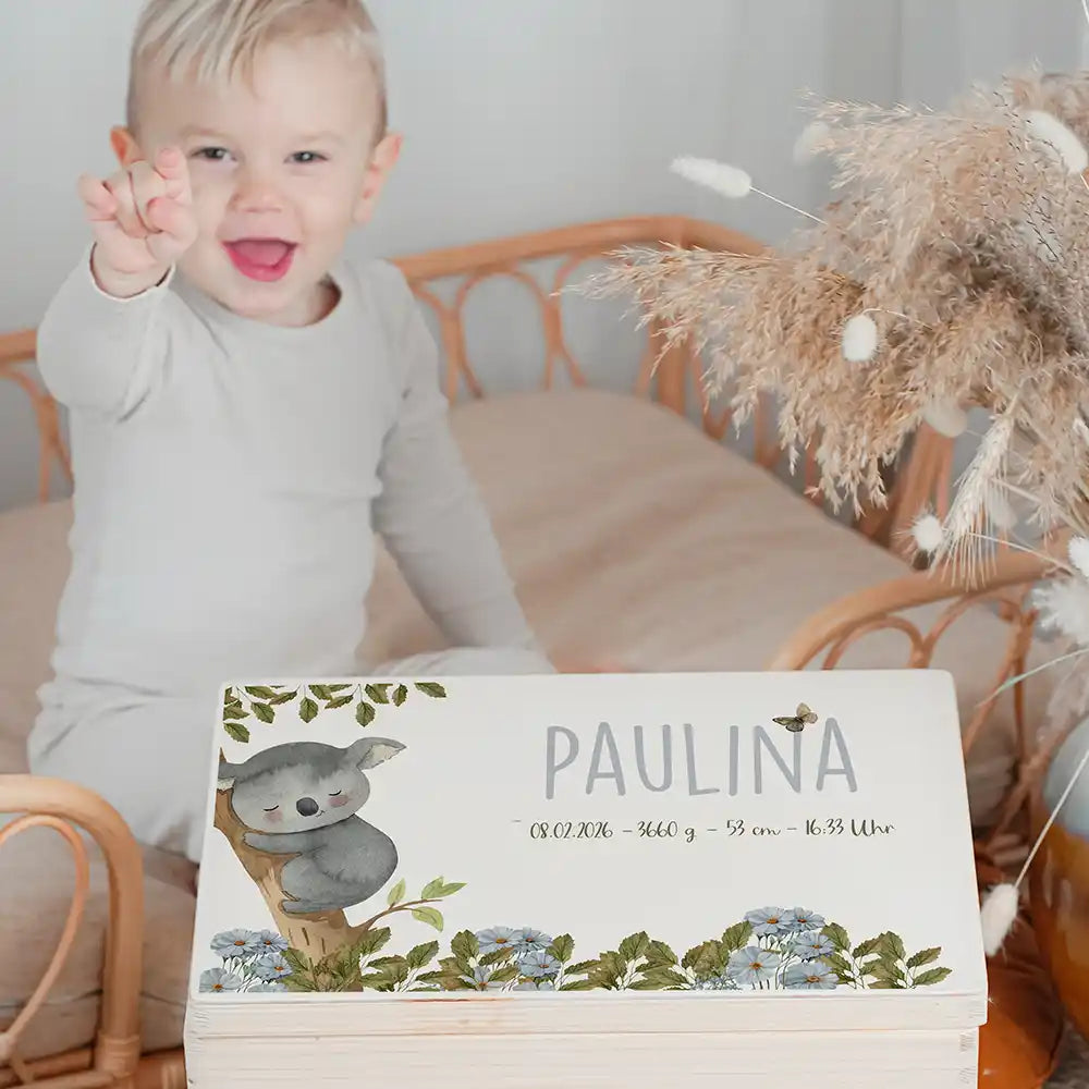 Boîte à souvenirs bébé personnalisée Koala – enfant souriant à côté du coffret personnalisé