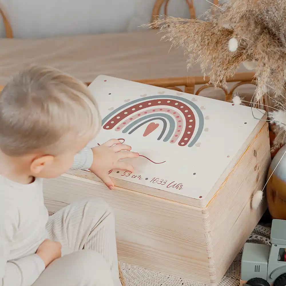 Boîte à souvenirs bébé personnalisée Arc-en-ciel boho – coffret en bois dans la chambre d'enfant