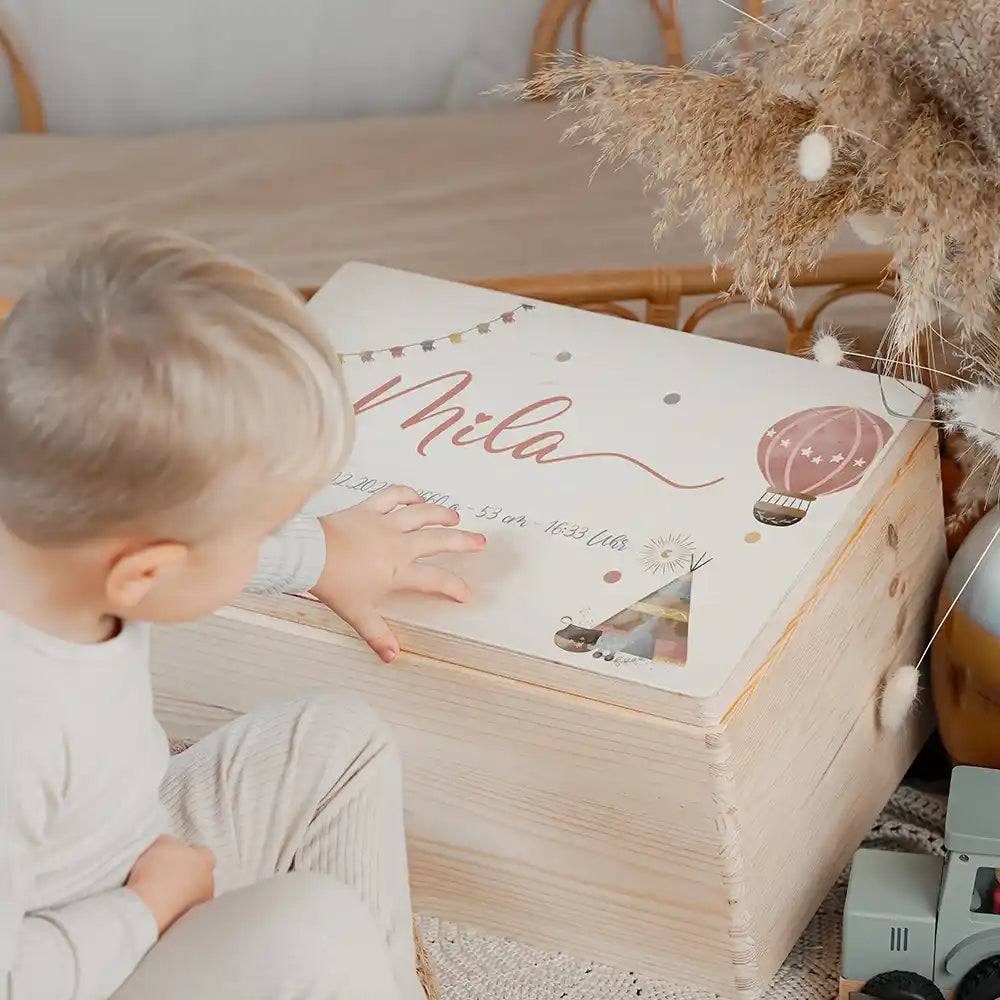 Boîte à souvenirs bébé personnalisée Lapin et montgolfière – coffret en bois dans la chambre d'enfant