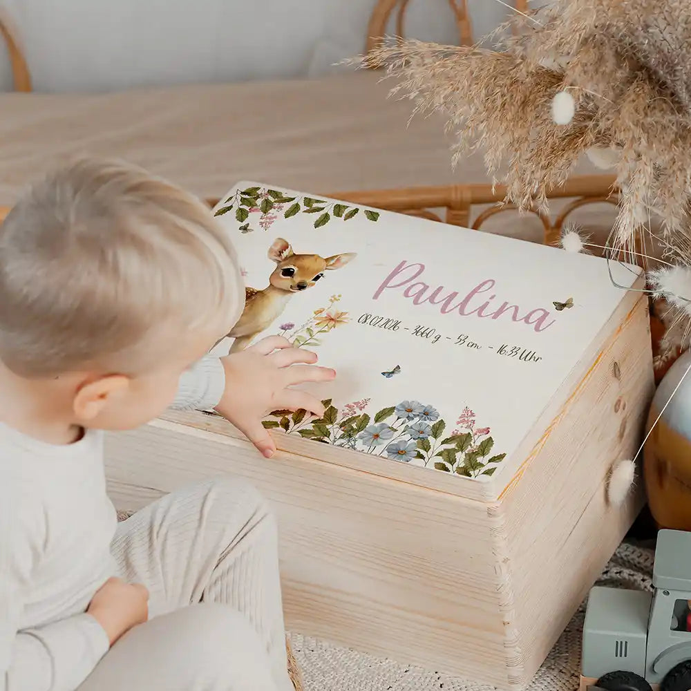 Boîte à souvenirs bébé personnalisée Faon fleurs des champs – coffret en bois dans la chambre d'enfant